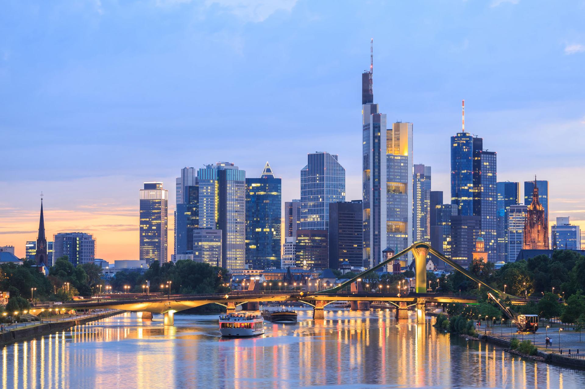 Frankfurt shutterstock 379915576